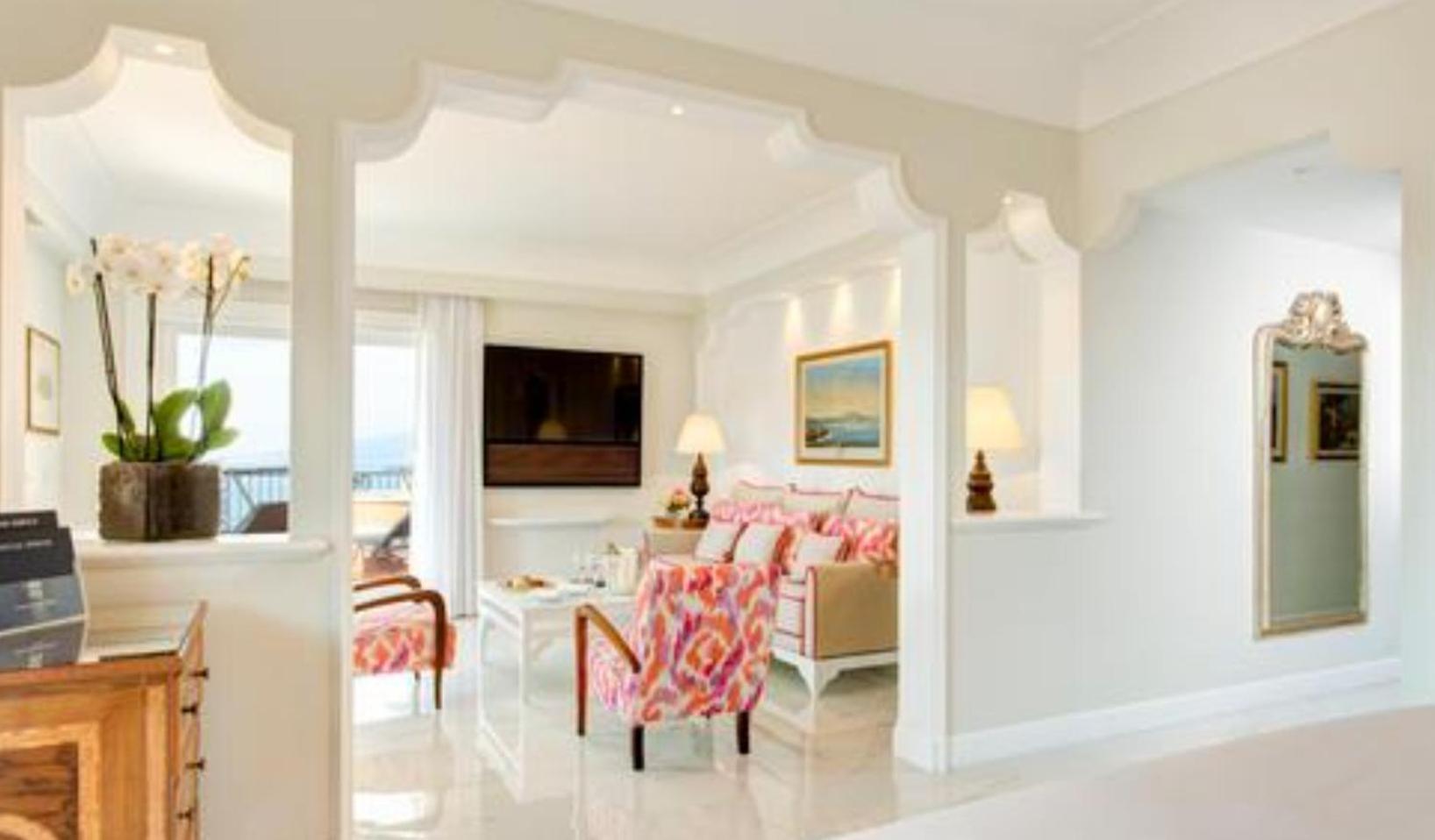 Empress Madani Palace Hotel เซอร์รีย์ ภายนอก รูปภาพ
