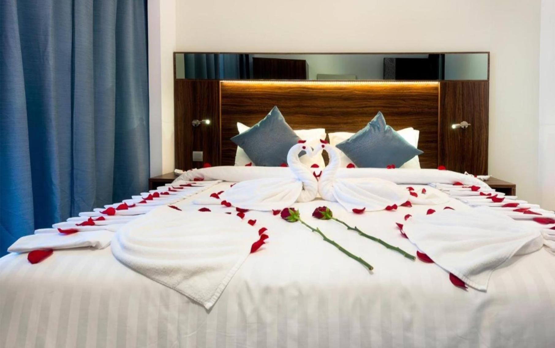 Empress Madani Palace Hotel เซอร์รีย์ ภายนอก รูปภาพ