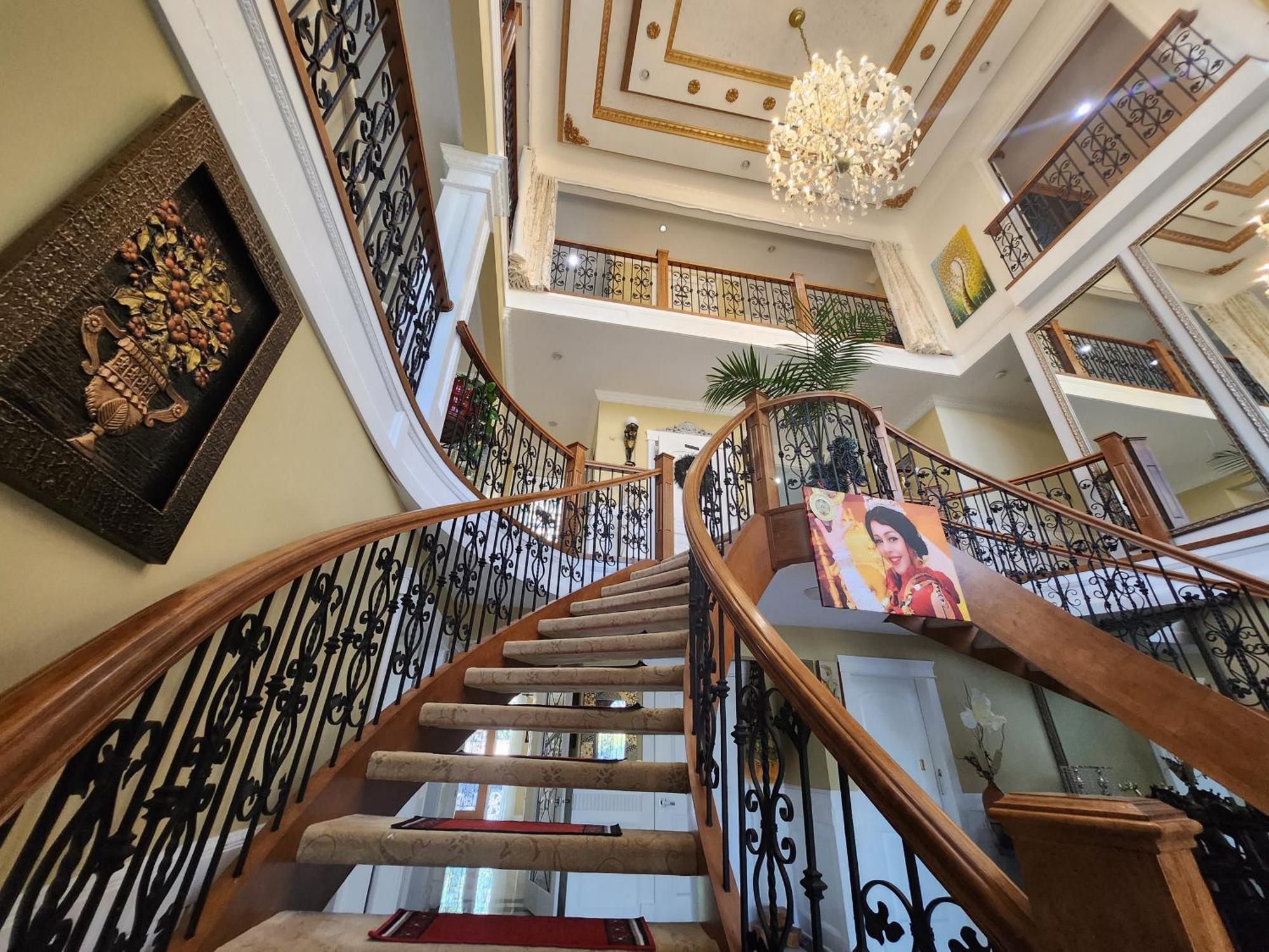 Empress Madani Palace Hotel เซอร์รีย์ ภายนอก รูปภาพ