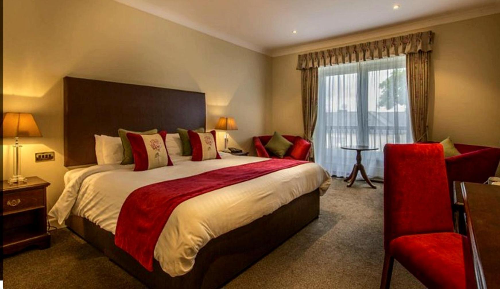 Empress Madani Palace Hotel เซอร์รีย์ ภายนอก รูปภาพ