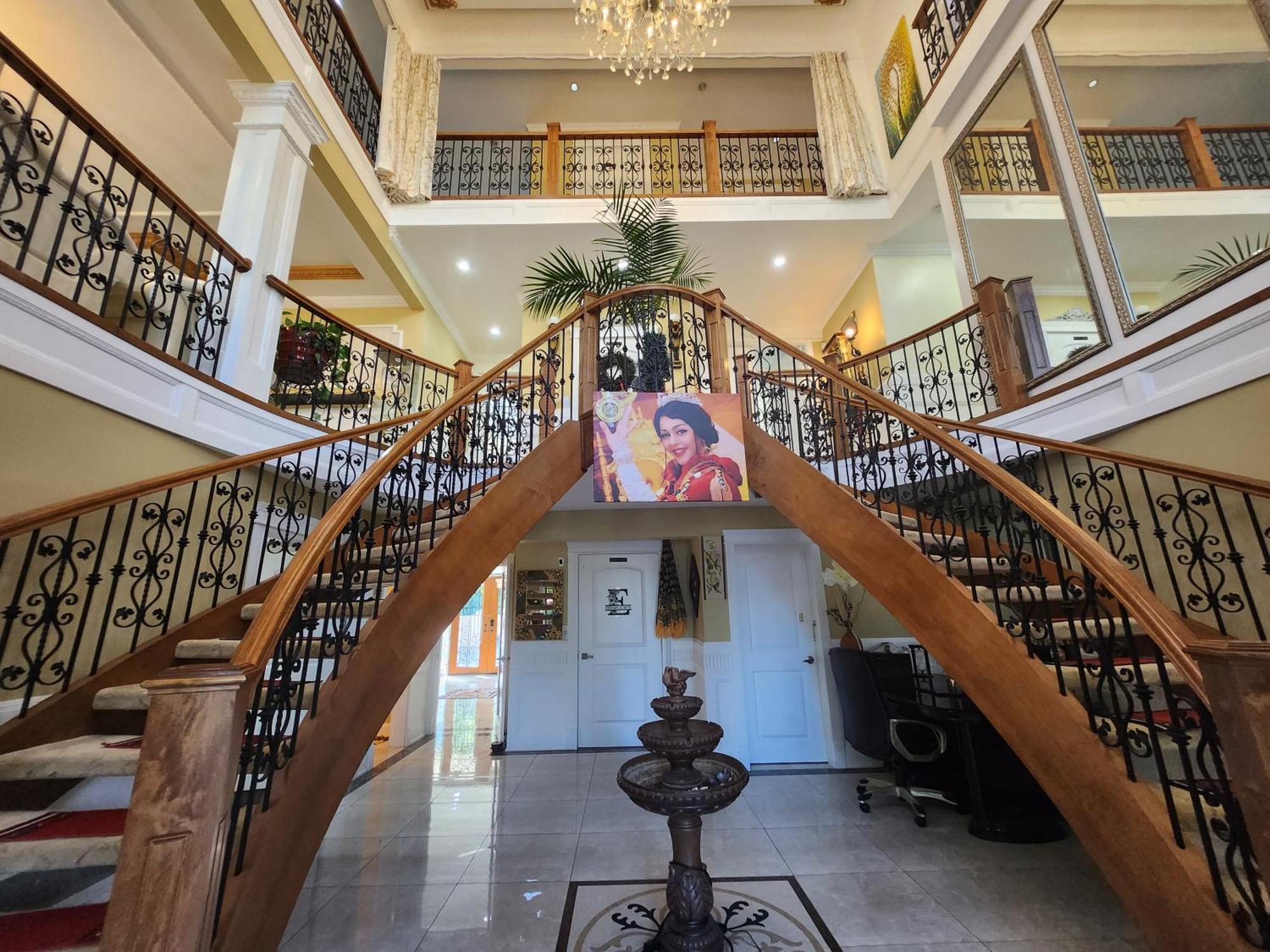 Empress Madani Palace Hotel เซอร์รีย์ ภายนอก รูปภาพ